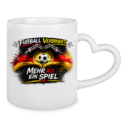 Tasse mit Herzhenkel Fußball verbindet