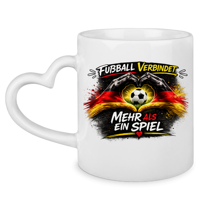 Tasse mit Herzhenkel Fußball verbindet