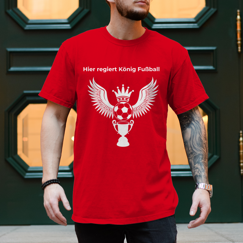 Herren T-Shirt Hier regiert König Fußball